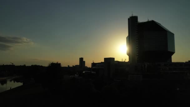 Vista superior de la biblioteca nacional y un nuevo barrio con un parque en Minsk al atardecer. Belarús, edificio público — Vídeo de stock