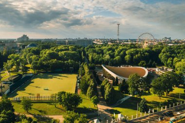 Minsk.Belarus şehrindeki Gorky Park 'ta spor sahası ve spor kompleksi. Futbol sahası ve hokey kompleksi..