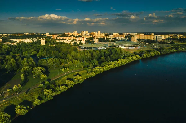 Horní pohled na park a sportovní areál v Čišovce.Rekreační park s cyklistickými stezkami v Minsku.Bělorusko — Stock fotografie