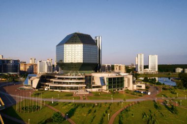 Ulusal kütüphane manzarası ve Minsk.Belarus 'ta parkı olan yeni bir mahalle..