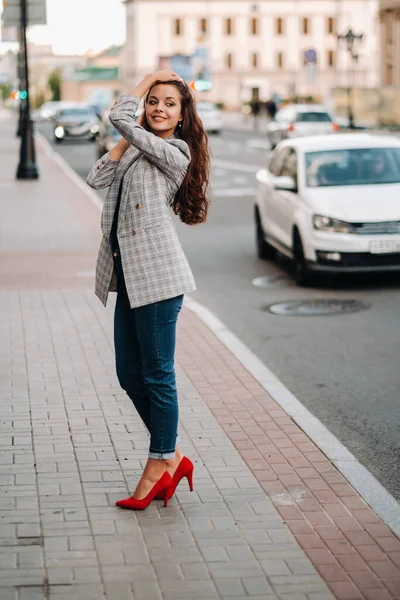 Une Fille Vêtue Une Veste Les Cheveux Longs Promène Dans — Photo