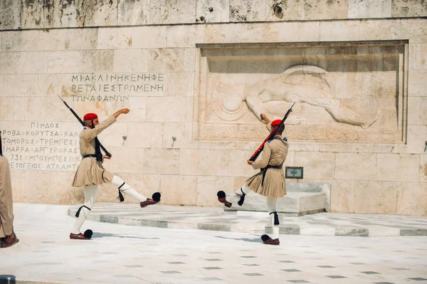 Förändringen Vaktceremonin Äger Rum Framför Den Grekiska Parlamentsbyggnaden Grekland Aten — Stockfoto