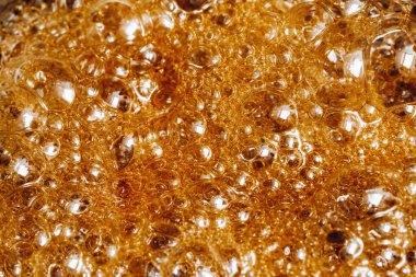 Evde şekerleme hazırlamak. Çocukluğumuzun tadı. Geçmişimiz, baloncuklar. Karamel şekeri kaynatmak..