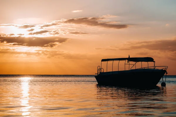 Barco Atardecer Océano Índico Frente Costa Mauricio —  Fotos de Stock