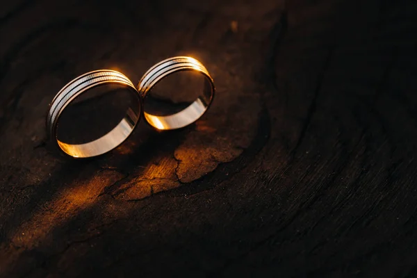 Dos Anillos Compromiso Boda Una Base Madera Para Anillo Oro — Foto de Stock