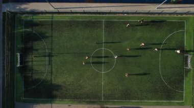 Serebryanka bölgesindeki küçük bir futbol sahası. Belarus 'ta, futbol oynayan insanların olduğu bir spor sahası.