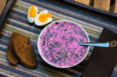 Süslü tepside yumurta ve ekmek ile soğuk pancar çorbası. Alışılmadık bir tepside kholodnik çorbası. Yiyecek..