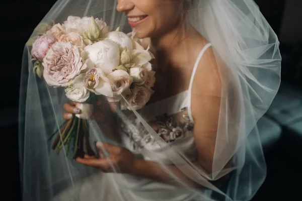 Gelin Nezaretinde Şakayık Çiçekli Düğün Buketi Gelinin Sabahı — Stok fotoğraf