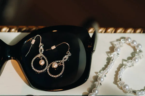 Accessoires Für Die Braut Ohrringe Auf Schwarzem Hintergrund Weiße Hochzeit — Stockfoto