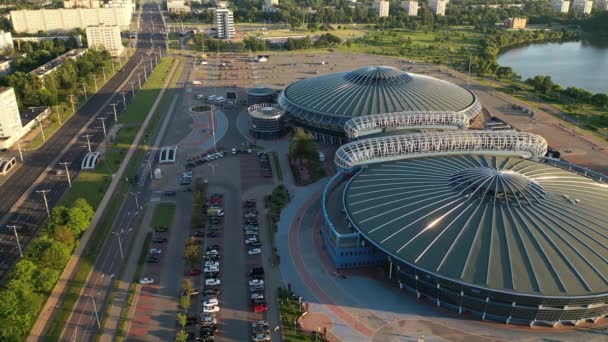 Top kilátás nyílik az utcára és a sport komplexum Chizhova.Chizhovka kerület egy sportkomplexum Minsk.Belarus — Stock videók