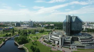 Minsk 'teki Ulusal Kütüphane' nin tepesinden manzara. Belarus, kamu binası
