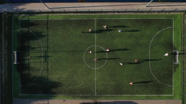 Vista superior de un campo de fútbol deportivo con la gente jugando soccer.a pequeño campo de fútbol en la calle en el distrito de Serebryanka. Bielorrusia — Vídeos de Stock