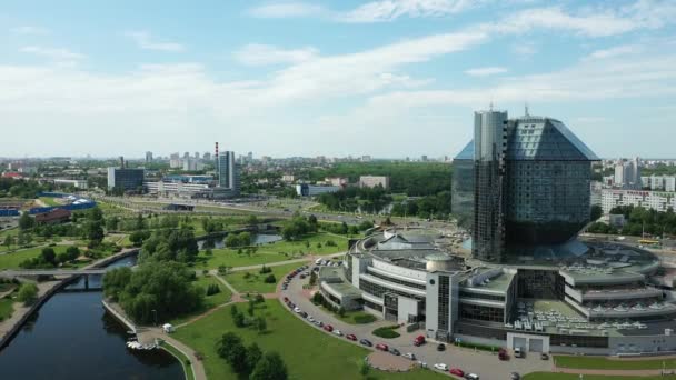 La vista desde la parte superior de la Biblioteca Nacional de Minsk. Belarús, edificio público — Vídeo de stock
