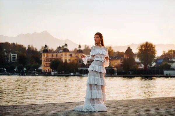 Sposa Abito Sposa Bianco Nel Centro Storico Velden Rthersee Model — Foto Stock