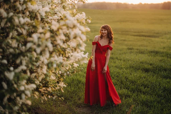 Baharda Kırmızı Dudaklı Kırmızı Elbiseli Güzel Bir Kız Büyük Beyaz — Stok fotoğraf