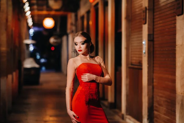 Uma Menina Elegante Vestido Noite Vermelho Nas Ruas Cidade Noturna — Fotografia de Stock