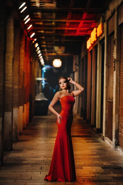 Uma Menina Elegante Vestido Noite Vermelho Nas Ruas Cidade Noturna — Fotografia de Stock
