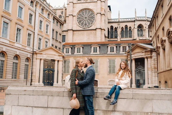 Eine Schöne Familie Mit Spaziergängen Durch Die Altstadt Von Lyon — Stockfoto
