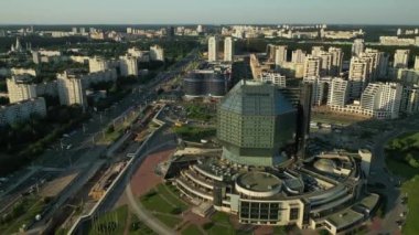 Ulusal kütüphanenin en iyi manzarası ve Minsk 'te gün batımında parkı olan yeni bir mahalle. Belarus, kamu binası.