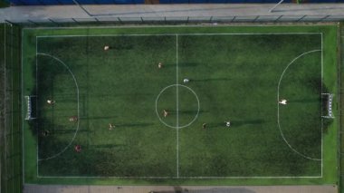 Serebryanka bölgesindeki küçük bir futbol sahası. Belarus 'ta, futbol oynayan insanların olduğu bir spor sahası.