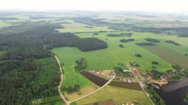 Belarus 'un doğası, Belarus' un doğası, Mogilev bölgesinde bir köy ve at nalı şeklinde yeşil bir arazide gölün yüksekliğinden görülmektedir.