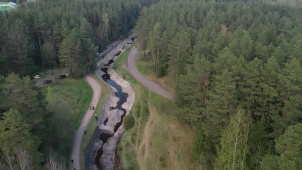 Umělý horský slalomový kanál v Bělorusku.Neobvyklý vodní kanál v Bělorusku.Točitý kanál pro kajak a kanoistiku. — Stock video