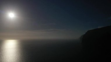 Günbatımında Acantilados de Los Gigantes uçurumlarının hava manzarası, Tenerife, Kanarya adaları, İspanya.
