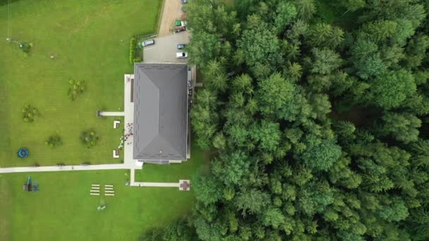 Blick von oben auf den Hochzeitsort in einer grünen Wiese und ein Haus im Wald. Hochzeitszeremonie mit dekoriertem Dekor auf grünem Rasen.Hochzeitstradition — Stockvideo