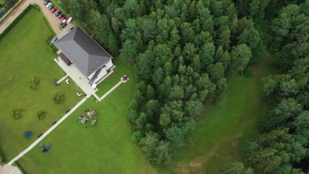Вид сверху на место свадьбы в зеленом поле и дом в лесу. Свадебная церемония с оформленным декором на зеленом газоне.Свадебная традиция — стоковое видео
