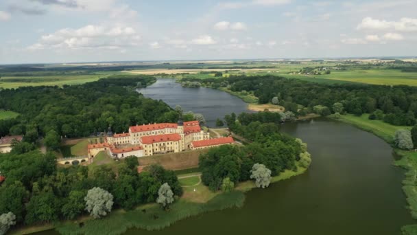 Létání Nad Zámkem Nesvizh Park Kolem Hradu Jezera Letecké Video — Stock video