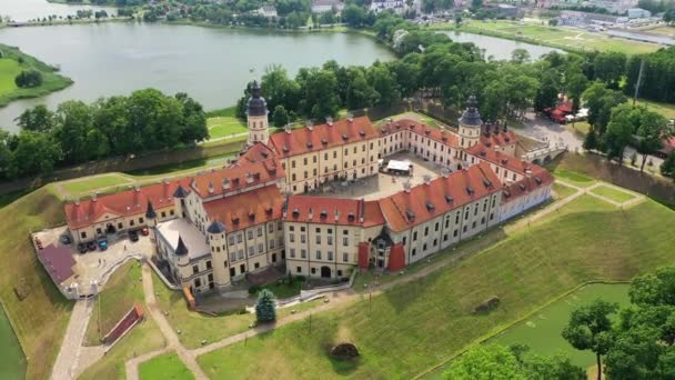 Voando Sobre Castelo Nesvizh Parque Torno Castelo Lago Vídeo Aéreo — Vídeo de Stock