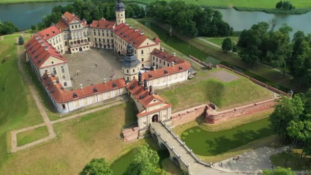 Repülő át a Nesvizh kastély, a park körül a vár és a tó, légi felvétel Nesvizh — Stock videók