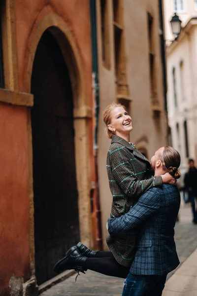 Vacker Familj Med Promenader Den Gamla Staden Lyon Frankrike Ett — Stockfoto