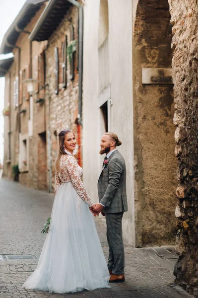 Schöne Familie Mit Spaziergängen Der Altstadt Von Sirmione Italien Ein — Stockfoto