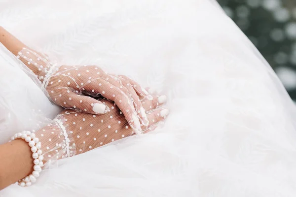 Gros Plan Des Mains Mariée Gants Transparents Blancs Près Une — Photo