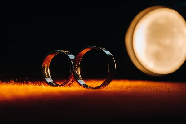 红底上有两个结婚戒指 恋爱中的夫妻的金戒指 爱情的概念 — 图库照片