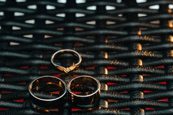 Zwei Eheringe Und Ein Verlobungsring Auf Einem Karierten Gitter Drei — Stockfoto