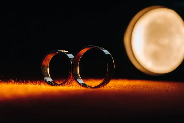 Twee Trouwringen Een Rode Achtergrond Gouden Ringen Van Een Paar — Stockfoto