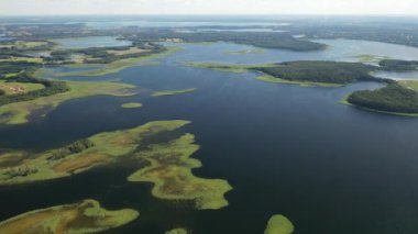Braslav gölleri Ulusal Parkı 'ndaki Snudy ve Strusto göllerinin en güzel manzarası. Beyaz Rusya' nın en güzel gölleri.