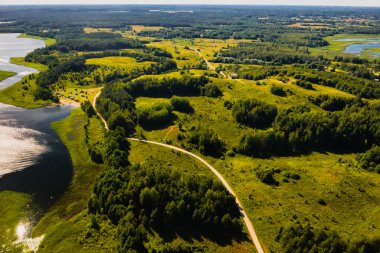Braslav gölleri Ulusal Parkı 'ndaki Snudy ve Strusto göllerinin en güzel manzarası. Beyaz Rusya' nın en güzel gölleri..