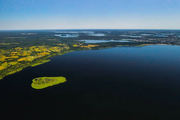 슬라브 공원에 호수의 꼭대기 벨라루스에서 아름다운 호수들이 보인다 — 스톡 사진