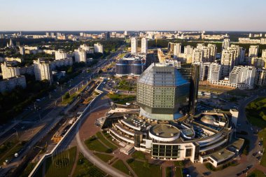 Ulusal kütüphane manzarası ve Minsk.Belarus 'ta parkı olan yeni bir mahalle..