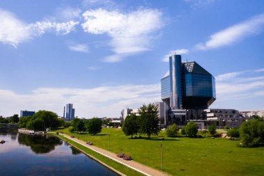 Ulusal kütüphane manzarası ve Minsk.Belarus 'ta parkı olan yeni bir mahalle..
