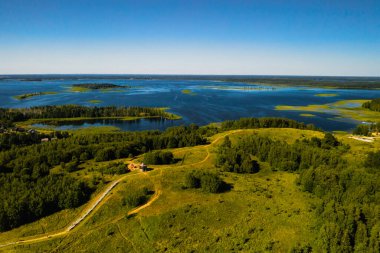 Braslav gölleri Ulusal Parkı 'ndaki Snudy ve Strusto göllerinin en güzel manzarası. Beyaz Rusya' nın en güzel gölleri..