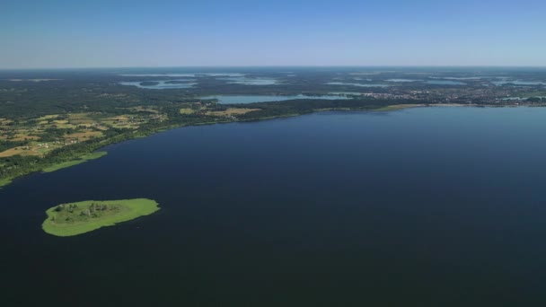 Vue sur le lac Drivyaty dans le parc national des lacs de Braslav, les plus beaux lacs de Biélorus.Une île dans le lac.Bélarus.