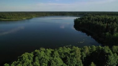Bolta Gölü 'nün Braslav Gölü Ulusal Parkı' ndaki ormandaki en güzel manzarası. Belarus 'un en güzel yeri. Göl kenarında bir ada..
