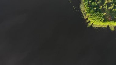 Bolta Gölü 'nün şafak vakti Braslav Gölü Ulusal Parkı' ndaki ormandaki en güzel manzarası. Belarus 'un en güzel yeri. Göl kenarında bir ada..