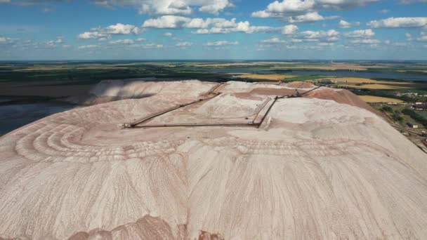 Montagne di prodotti per la produzione di sale di potassi. montagne di sale vicino alla città di Soligorsk.Produzione di fertilizzante per la terra. Bielorussia. — Video Stock
