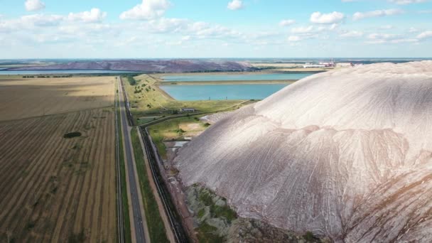 Mountains of products for the production of potash salt.Salt mountains near the city of Soligorsk.Production of fertilizer for the land. Belarus. — Stock Video