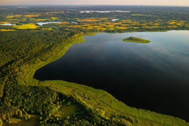 Günbatımında Braslav gölündeki ormandaki Drivyaty Gölü manzarası Belarus şehrinin en güzel yeridir. Belarus gölünde bir ada.